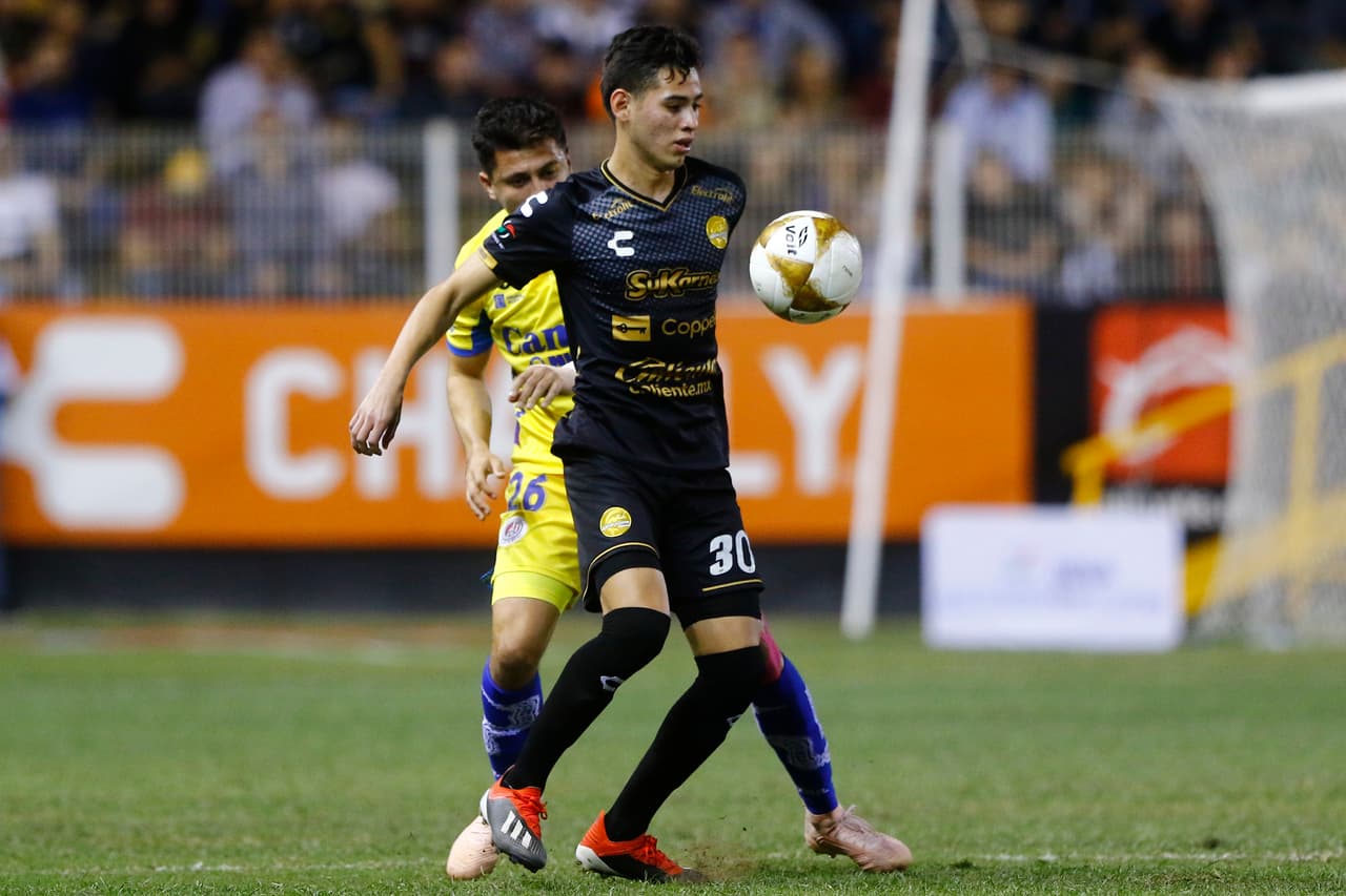 Llegando al límite del primer tiempo, los de casa al fin lograron hacerse sentir, aunque con pocas ocasiones de gol de verdadero peligro, apenas llegadas tibias y esbozos.