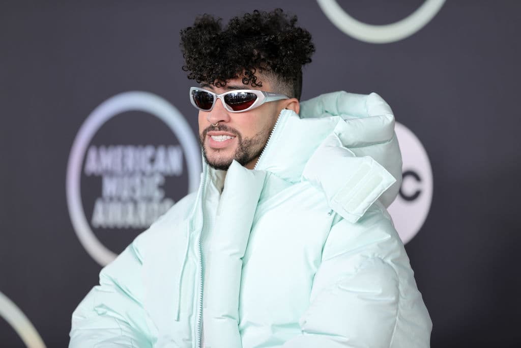 En el pie de foto, Bad Bunny escribió en español, "ahora, 2022 ha comenzado".