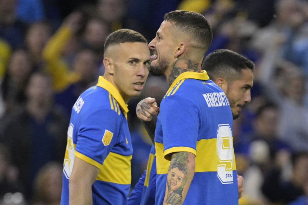 Darío Benedetto, con un cabezazo en el segundo tiempo, anotó el gol con el que Boca Junior le ganó el superclásico por 1-0 a River Plate y se puso a apenas dos puntos del líder, Atlético Tucumán.
