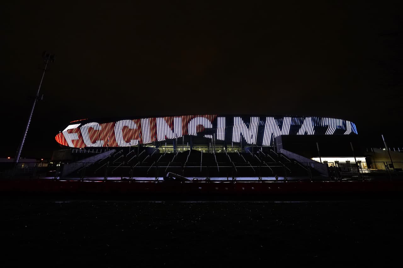 Por primera vez, anoche el exterior del West End Stadium -la casa que pronto estrenará FC Cincinnati- estreno su espectacular iluminación exterior.
<br>