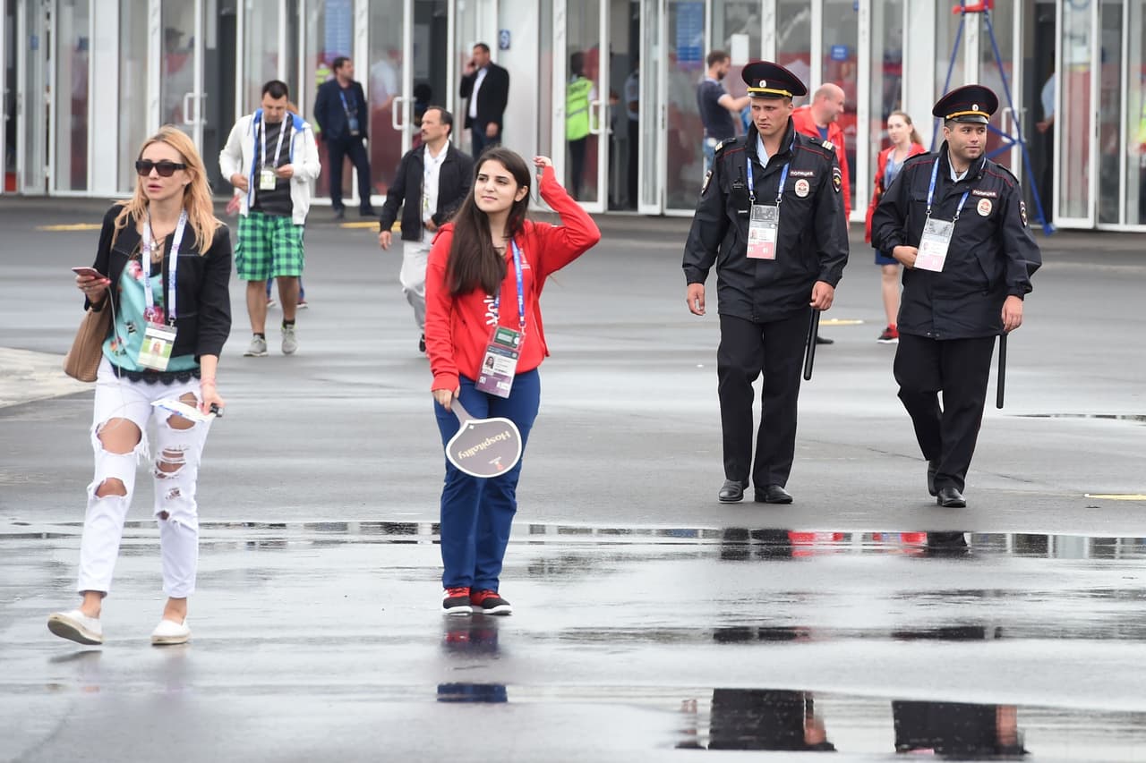 El clima en Sochi, a pesar de ser una ciudad costera, es frío y de seguro por eso los fanaticos prefieren disfrutaren las afueras.