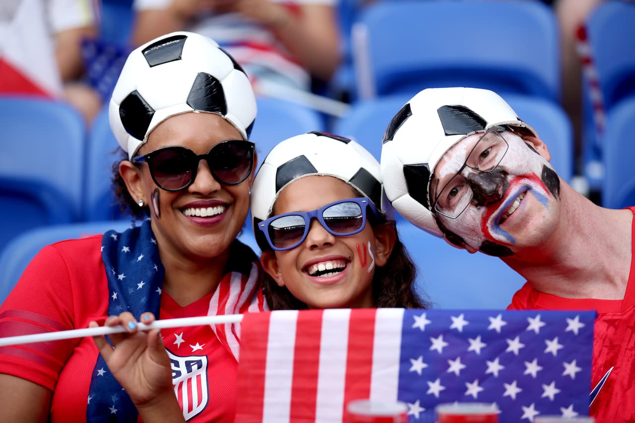 El Estadio de Lyon recibió este martes a los miles de fanáticos estadounidenses e ingleses que van a apoyar a sus equipos en la Semifinal del Mundial Femenino. La gran mayoría llegaron detrás del USWNT, que busca repetir la corona que logró en Canadá 2015.