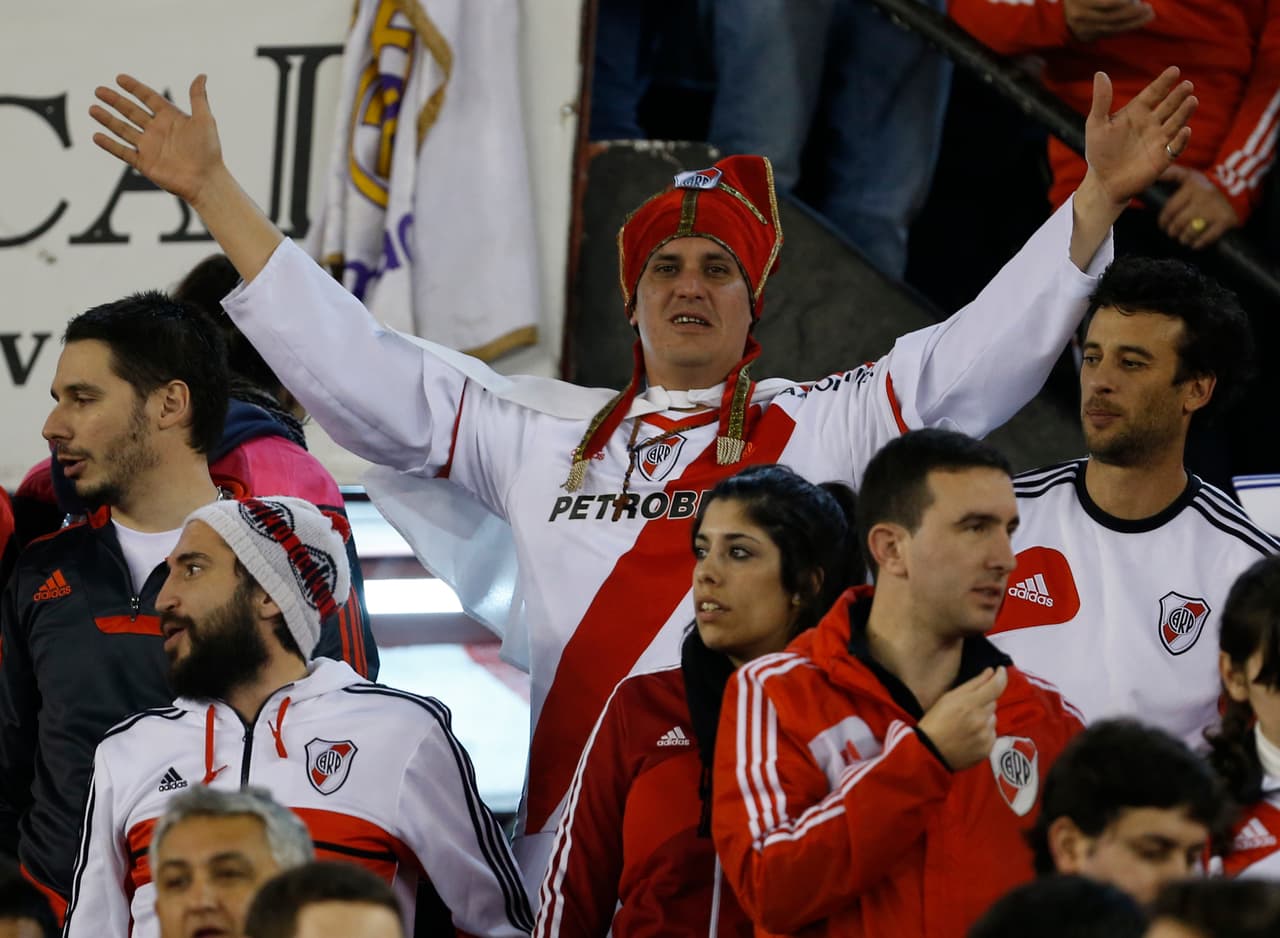 El festejo se extendió a la calle e incluso al terminar el juego ya esperaba un autobús descapotable para las celebraciones.