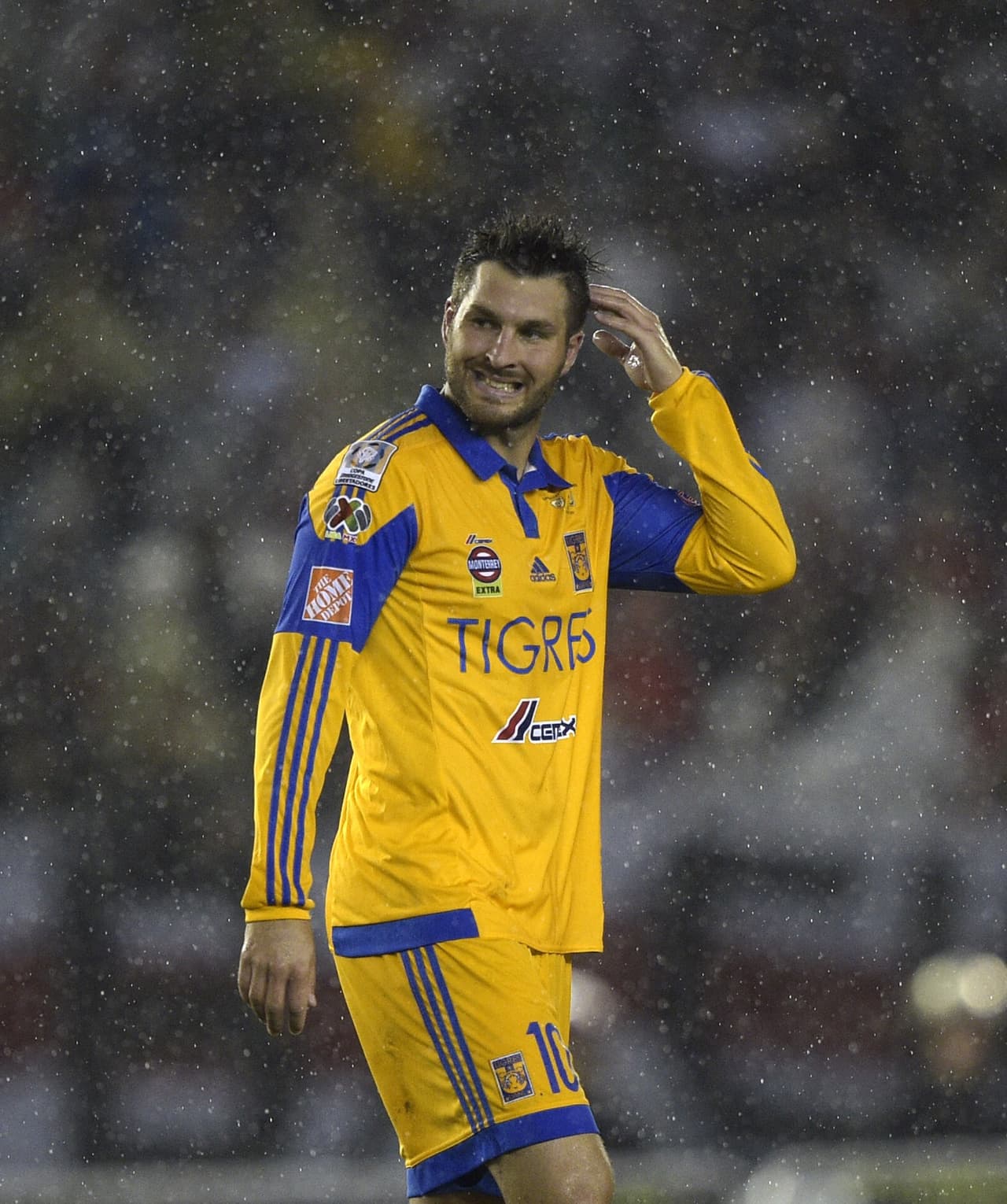 Ya le habían lastimado un dedo en el duelo de ida y en el de vuelta la férrea marca de los argentinos apenas le dejó hacer algo