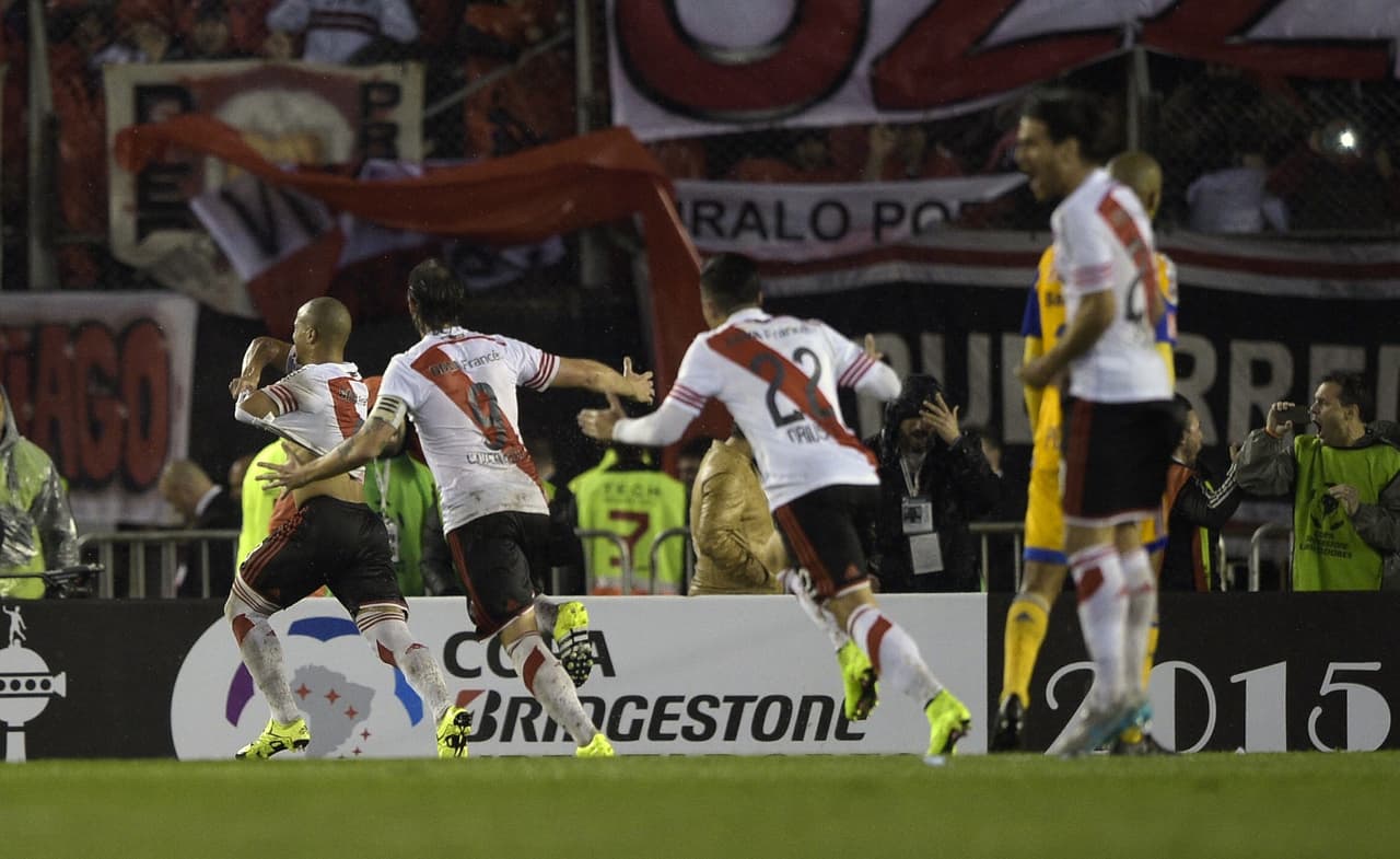 Así, los goles empezaron a caer y ya no hubo manera de detenerlos. Carlos Sánchez y Ramiro Funes Mori completaron la cuenta.