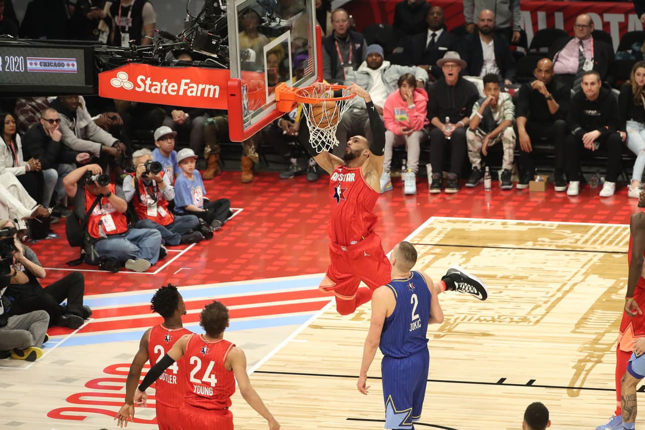 Este nuevo formato del NBA All-Star Game dio bueno frutos pues el cotejo se desarrolló con intensidad y ambos equipos buscaron el triunfo a toda costa. Finalmente Team LeBron se impuso 157 a 155 ante Team Giannis ¡Estas fotos son para enmarcar!