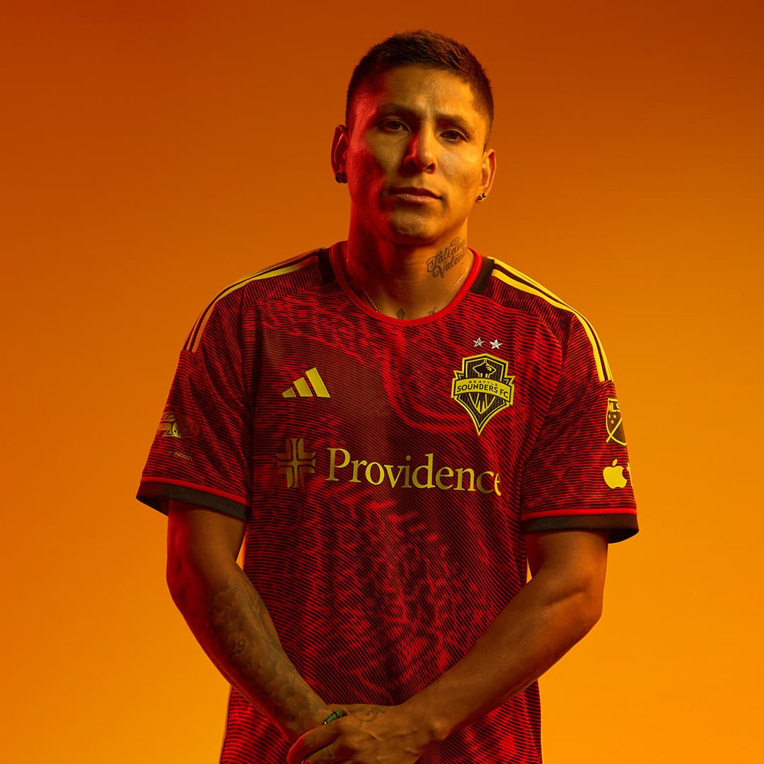 Si bien el color oficial de los Sounders sigue siendo el verde esmeralda, esta camiseta abre la opción al vigente ganador de la Liga de Campeones de la Concacaf de usar por primera vez un uniforme color rojo desde su llegada a la Major League Soccer.