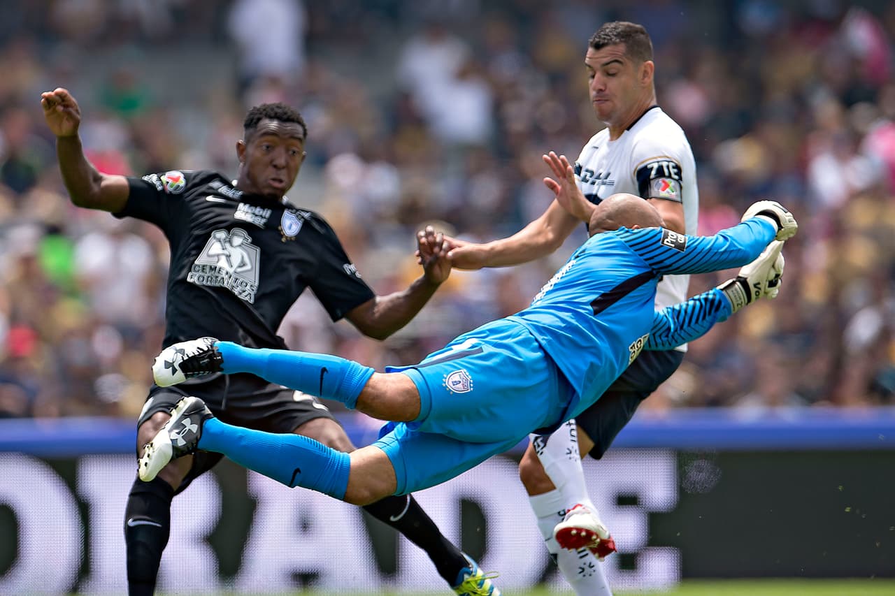 ¡Viejos los cerros! Con sus 44 años, Óscar "Conejo" Pérez todavía realiza lances como el de la imagen.
