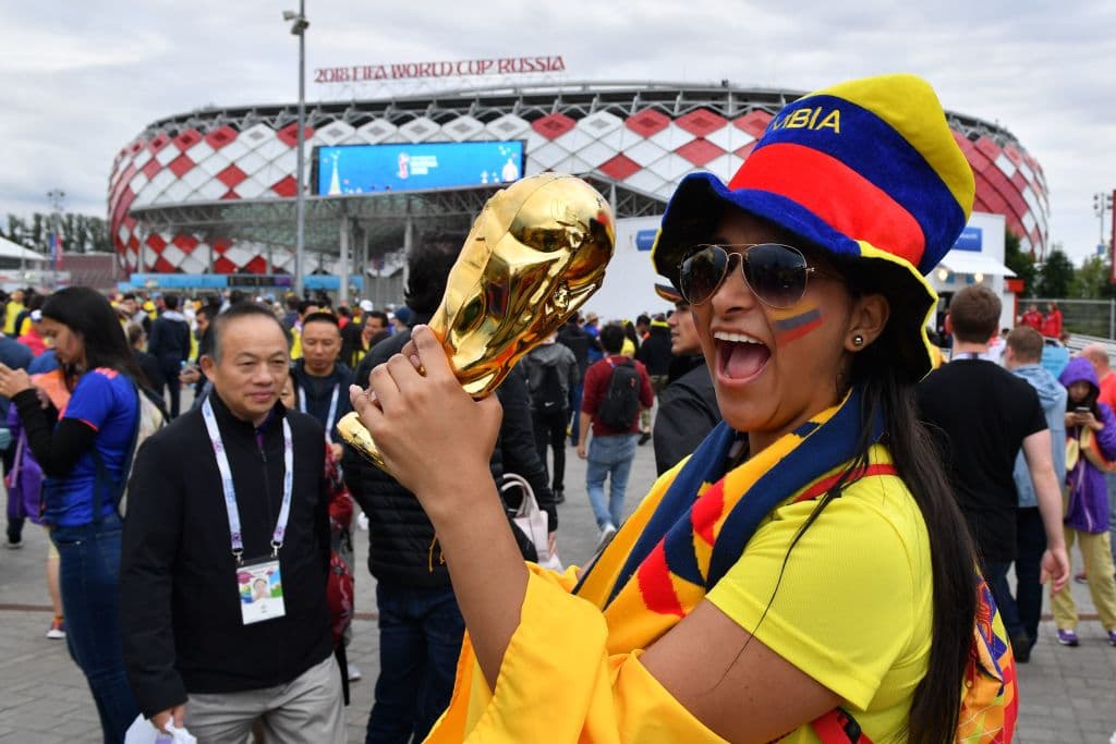 Los fanáticos en Moscú prendieron la fiesta del duelo de octavos de final entre Colombia e Inglaterra, con un colorido que marca la definición del último clasificado a cuartos de final en Rusia 2018.