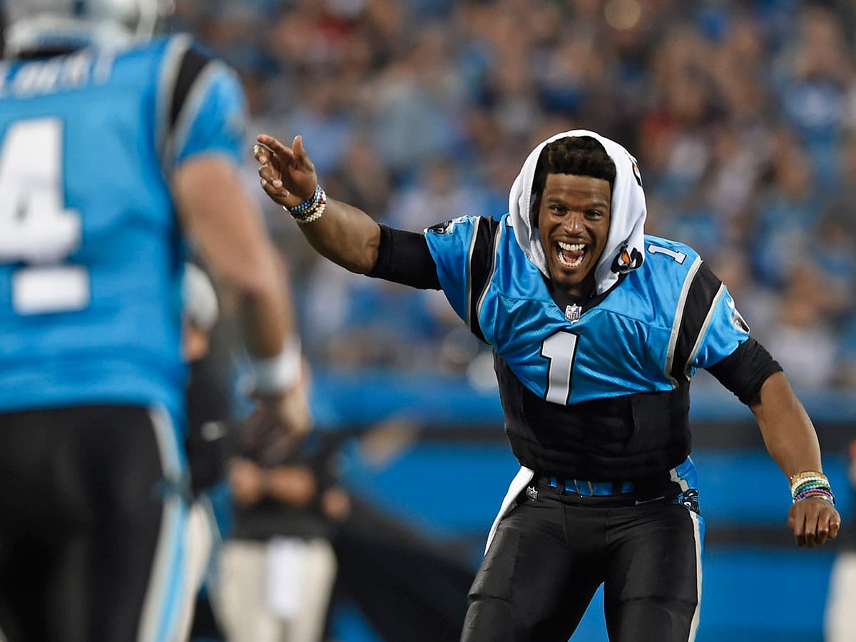 Entre tanto, el mariscal de campo de los Panthers, Cam Newton (derecha), lanzó pases para 142 yardas con 11 de 17 intentos completados