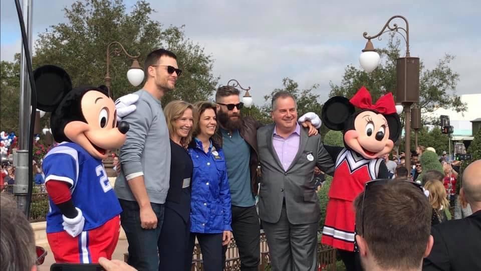 Una foto para el recuerdo con personajes afamados de la firma Disney como Mickey y Minnie.