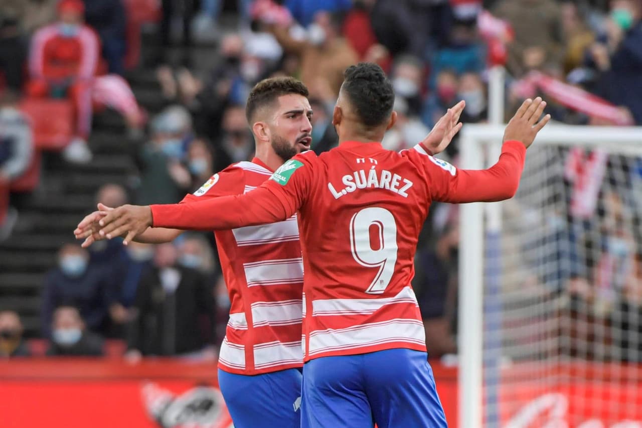Real Madrid se impone a Granada 4-1 y suma su tercera victoria al hilo en La Liga. Luis Javier Suárez anotó el único tanto para los rojiblancos, mientras que Asensio, Nacho Fernández, Vinicius Jr. y Ferland Mendy le dieron la victoria a los 'merengues' en la fecha 14.