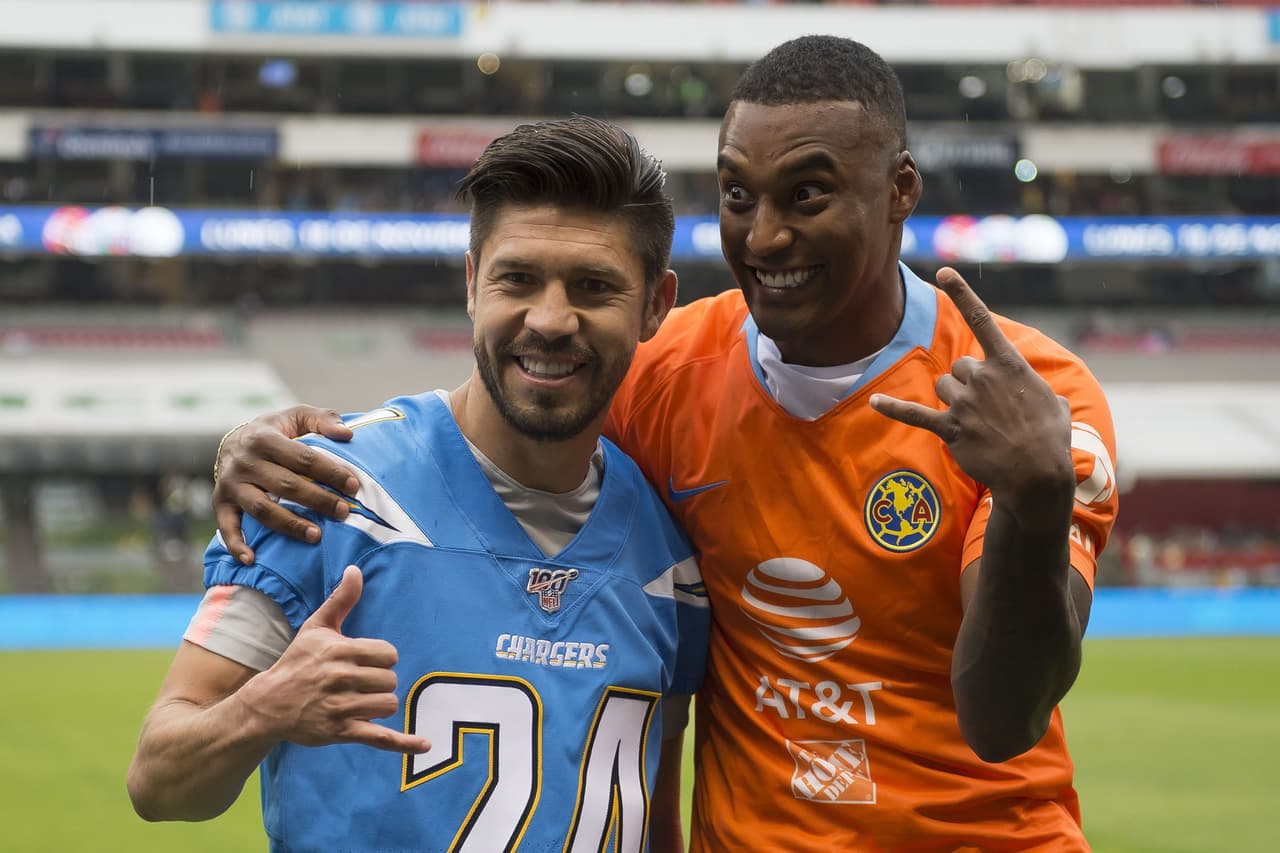 Michael Davis, cornerback de Los Angeles Chargers, confesó su gusto por América en su visita al estadio Azteca para promocionar el juego de NFL de su equipo contra los Kansas City Chiefs el 18 de noviembre en ese escenario.
