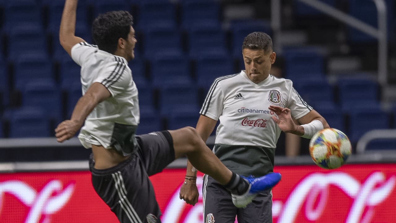 Tata sobre Chicharito y Jiménez: “Los jugadores se sacan y se ponen solos”