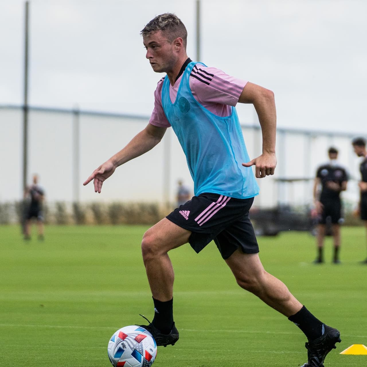 El plantel, que todavía no terminó de conformarse, responde a la dura exigencia.