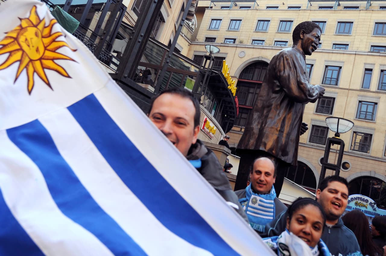 El responsable fue encarcelado y se perdió dos partios de la selección mexicana (vs Francia y vs Urugyuay). Tras salir de la cárcel alguien le pregunto que porque lo había hecho y el contestó, "Le hacía falta el toque mexicano".