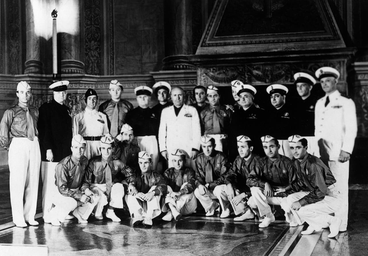 Mussolini, cuyo lema era vencer o morir, acompañó de cerca al equipo y más en el duelo contra España en cuartos de final, cuando luego de 120 minutos recios los equipos no pasaron del 1-1.