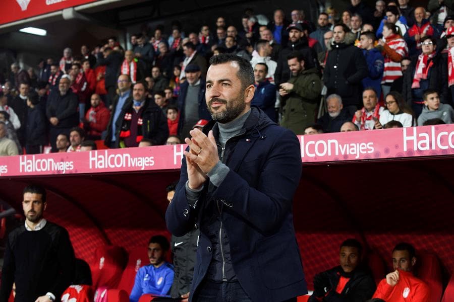 Con doblete de Roberto Soldado, el Granada eliminó al Valencia 2-1 de la Copa del Rey, de penal, desde los 11 pasos en el último minuto de juego.