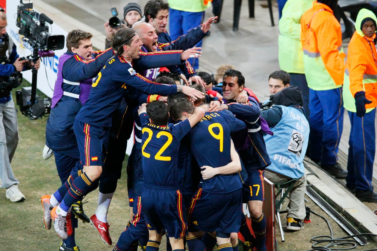 El júbilo español se encendió, con todos formando una montaña humana sobre el cuerpo delgado de Iniesta, que en equipo se hizo gigante.