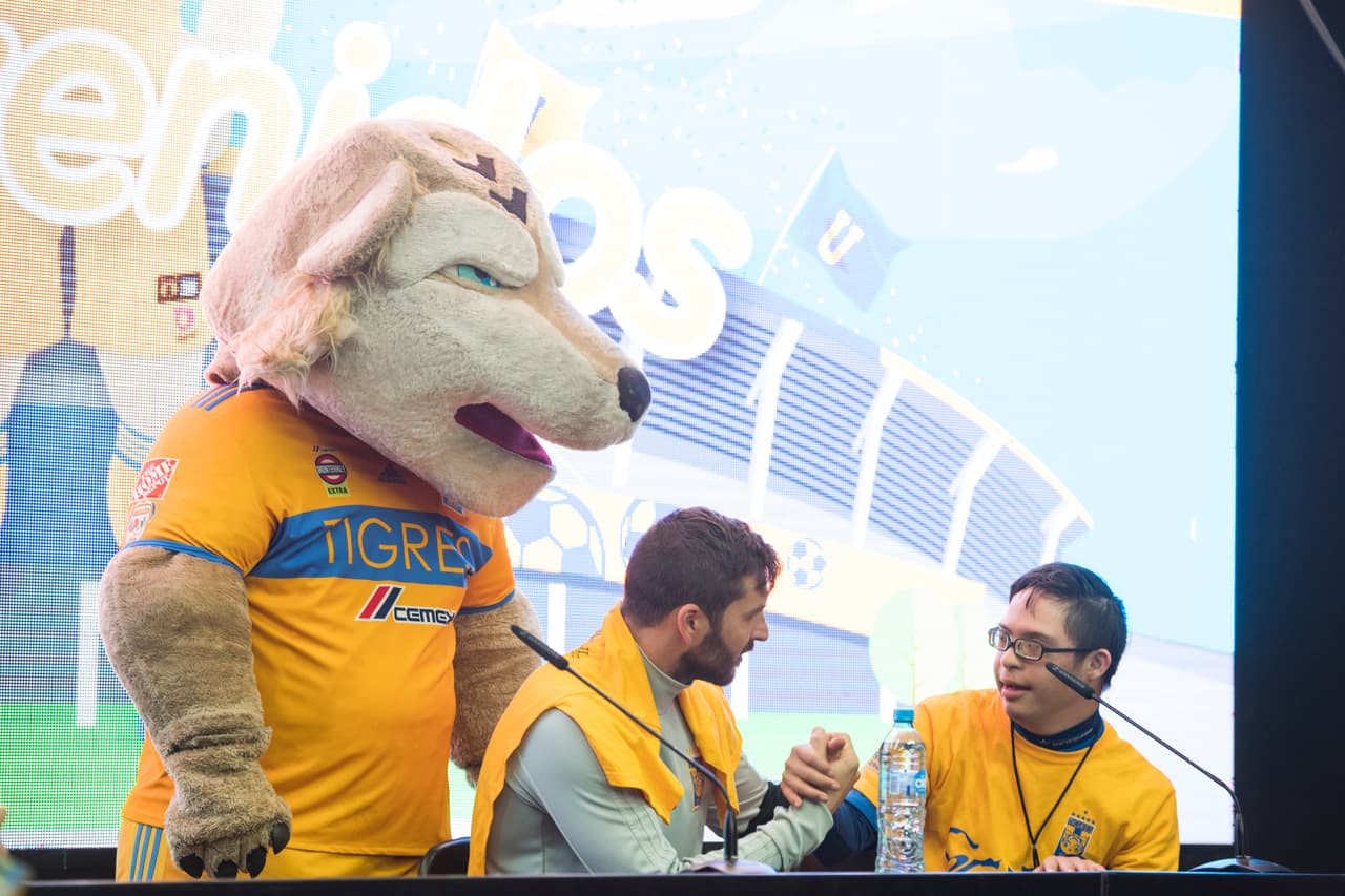 El francés Andre-Pierre Gignac y el colombiano Francisco Meza, ambos lesionados, compartieron con fanáticos de Tigres UANL en Nuevo León, previo al partido del equipo contra Chivas de Guadalajara.