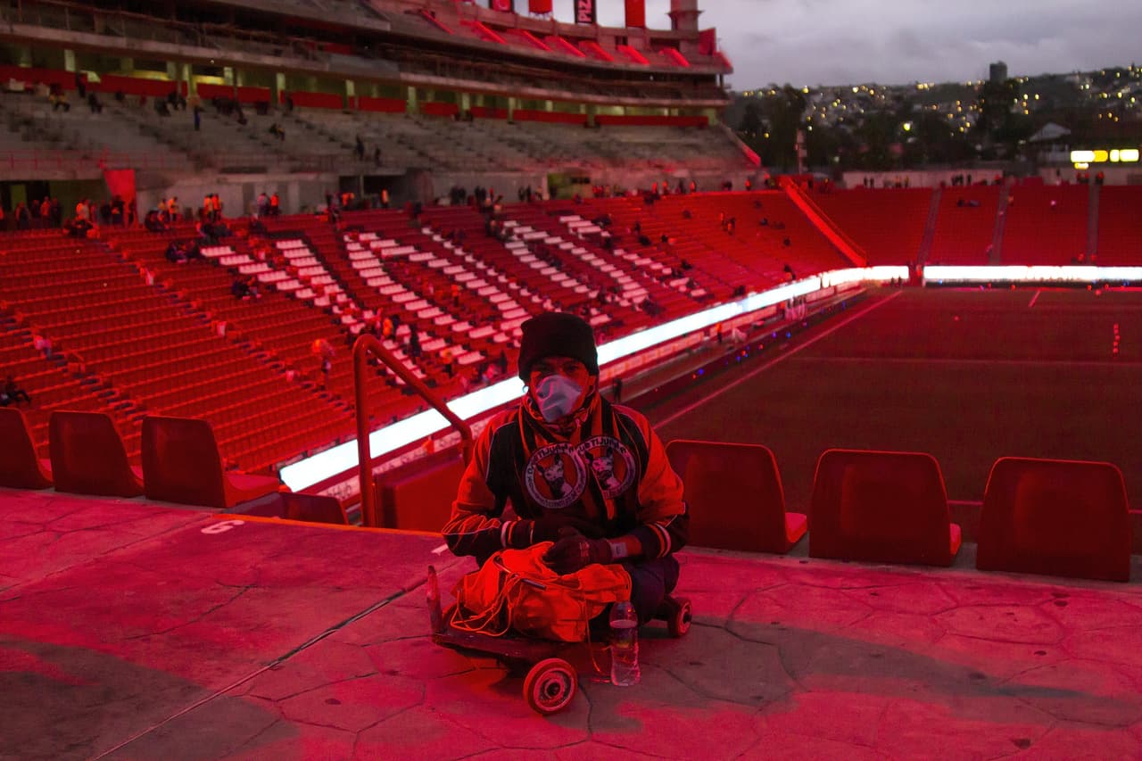 Los asistentes a los estadios toman precauciones ante la inminente propagación del virus.