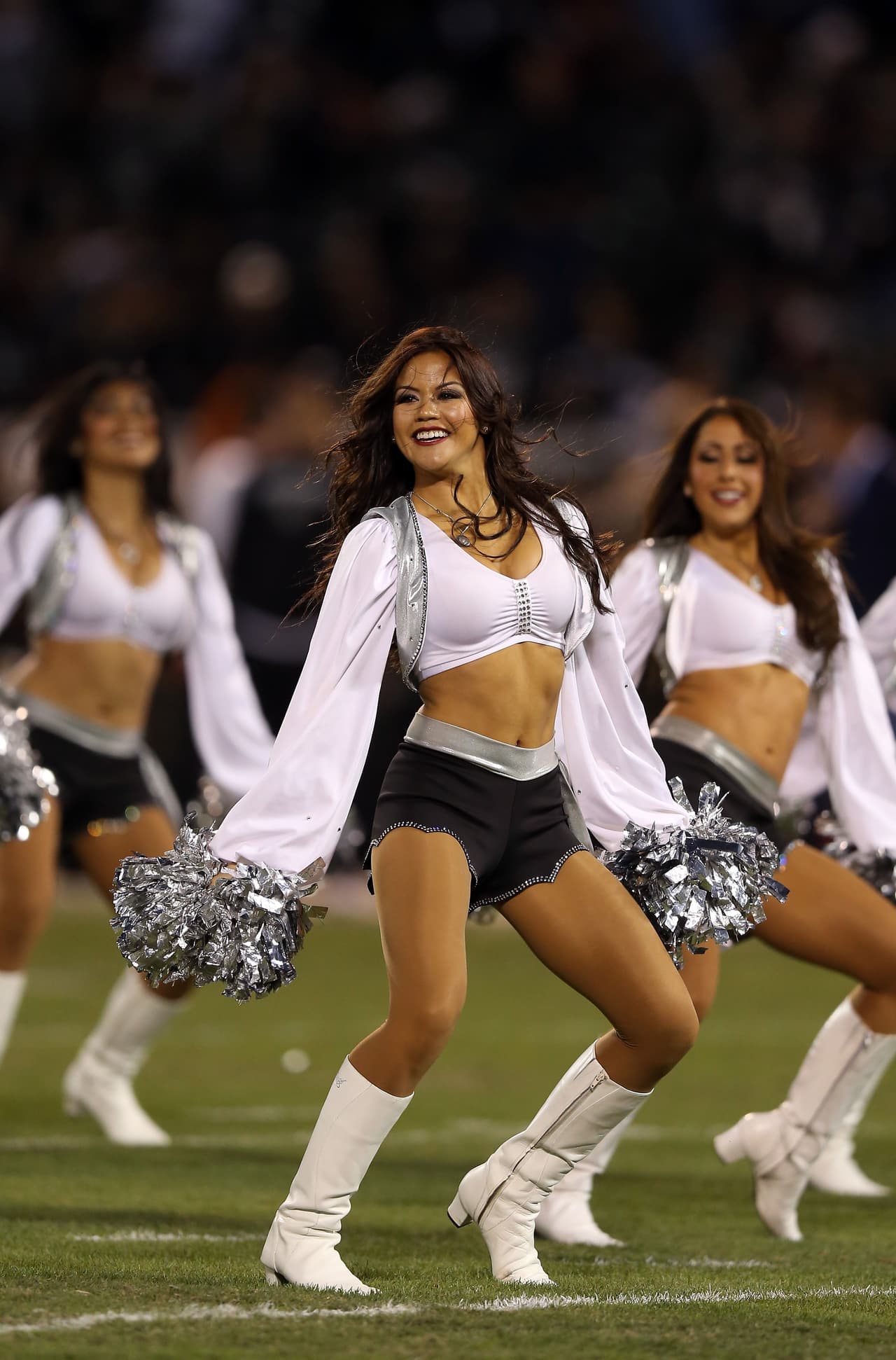 Cuatro temporadas deleitando a los fans de la NFL. Brandi está en las filas de las fabulosas Raiderettes y te presentamos las mejores tomas de ella.