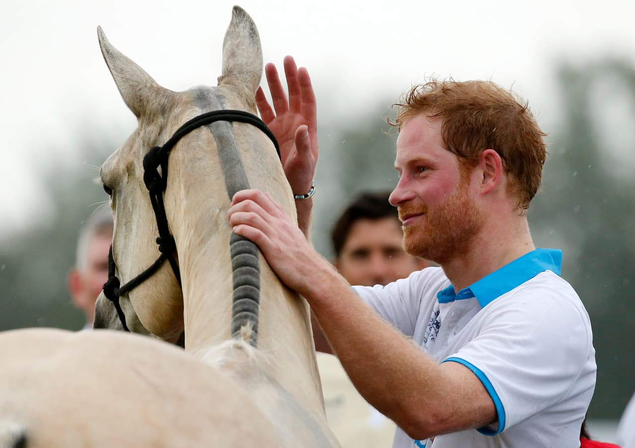 Es un apasionado por los caballos y disfruta mucho el poder montarlos para jugar.