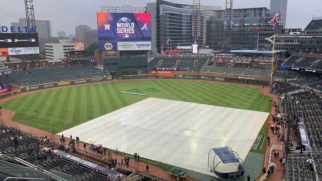 Con lluvia y 9 grados centígrados, Aficionados de Atlanta inundan las inmediaciones del Truist Park para alentar a sus jugadores en la búsqueda de la Serie Mundial.