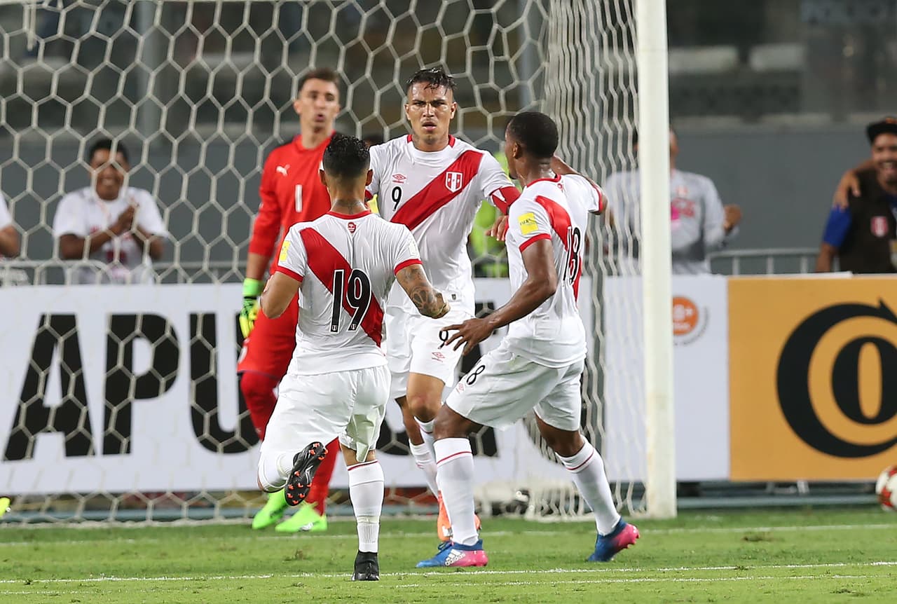 Perú respondió casi de inmediato y al minuto 35 Paolo Guerrero igualó el juego para los 'incas'.