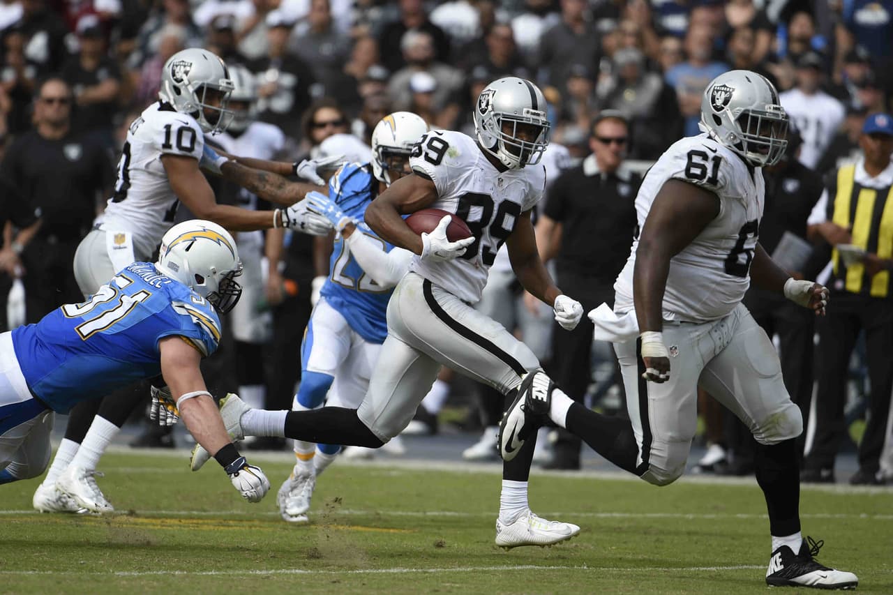 Los Oakland Raiders vencieron 37 - 29 a los San Diego Chargers con gran actuación del quarterback Derek Carr quien completó 24 de 31 para 289 yardas con 3 de touchdowns.