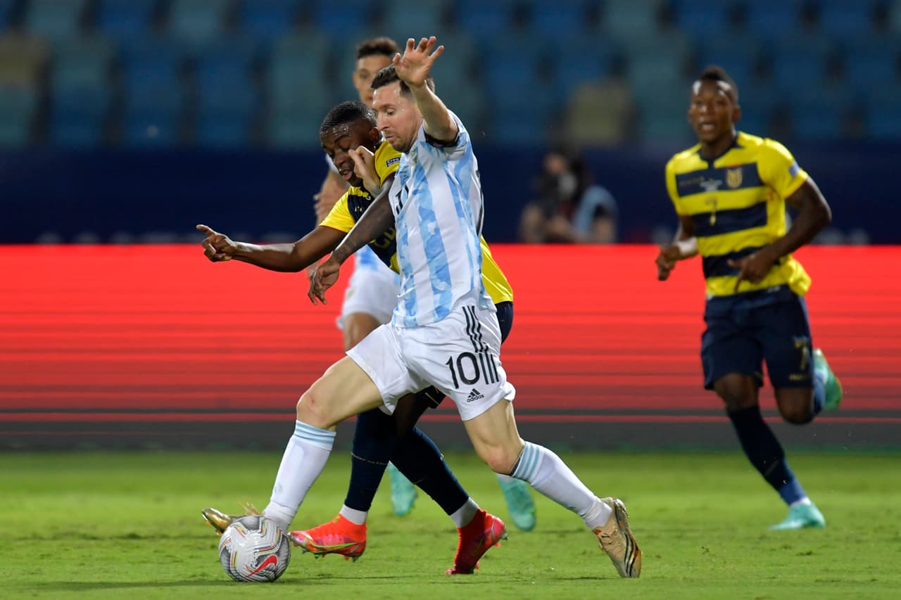 La gran falla del partido la protagonizó Messi al 22’, cuando recibió un ‘regalo’ de Gruezo en el área, solo, y encaró a Galíndez, pero erró su remate estrellándolo en el poste.