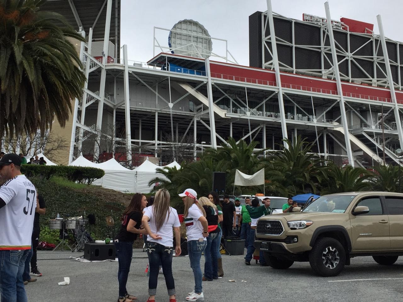 Así se vivió el color previo al partido amistosos internacional entre las selecciones de México y Paraguay en la casa de los San Francisco 49ers, el Levi's Stadium, en Santa Clara, California.