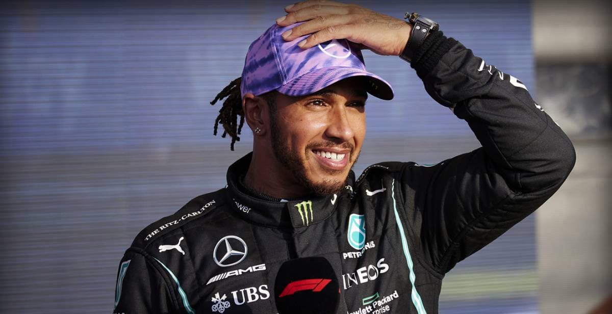 Hamilton sufre ataques racistas tras choque con Verstappen