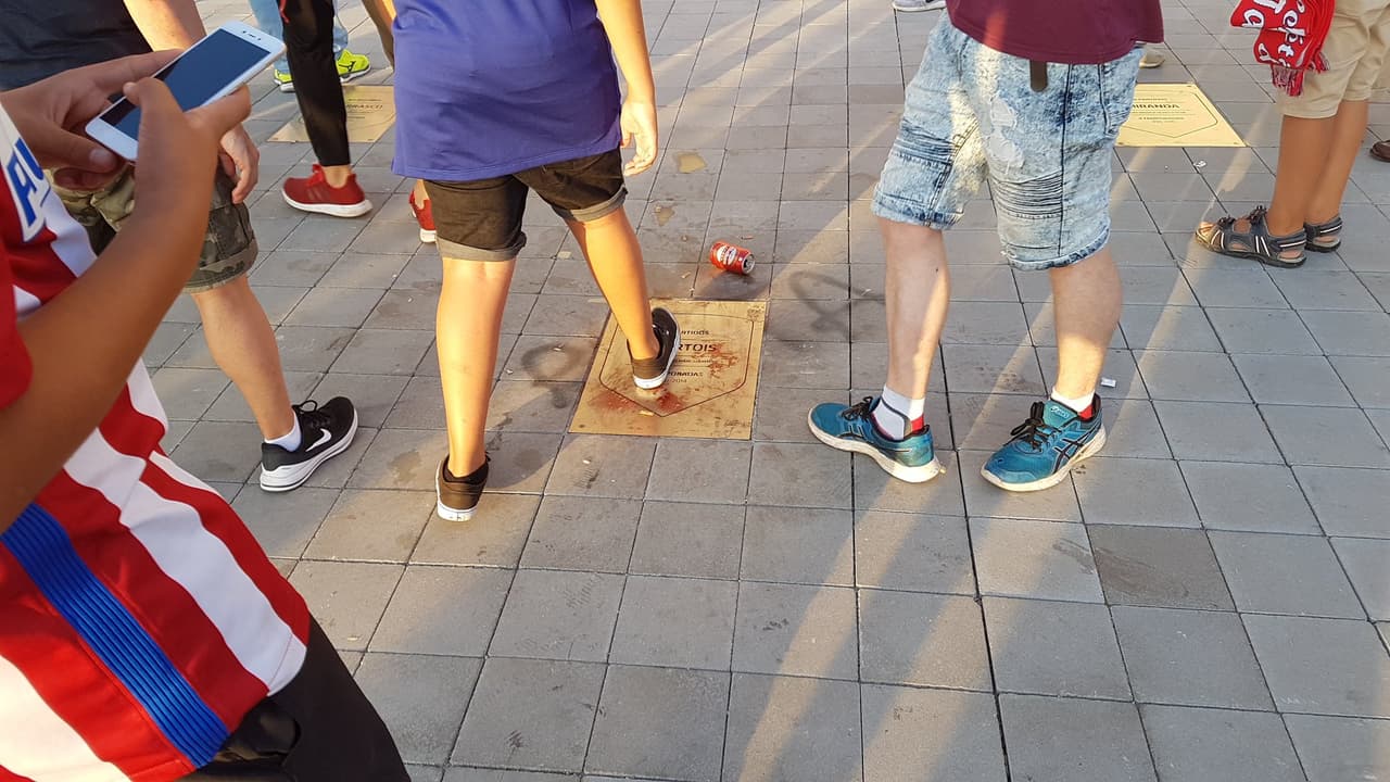 Otros deciden pisarla con un tufo de odio, además de arrojarle basura.