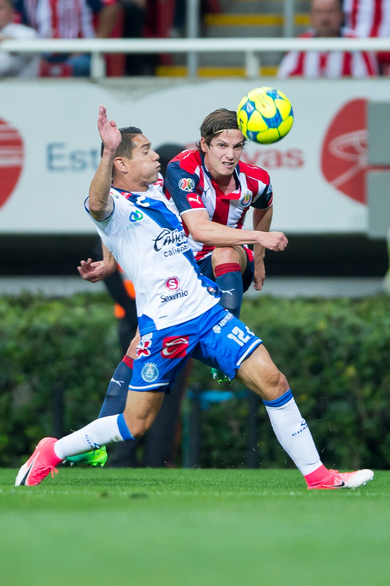 Chivas no dejó de presionar. La motivación de saber que una victoria les daría el liderato general fue clave.