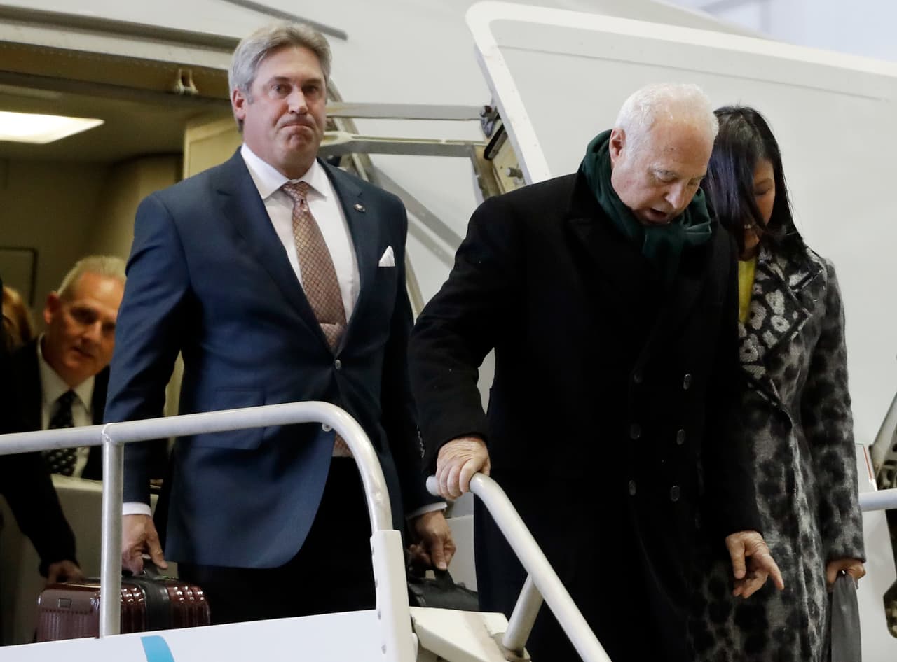 Doug Pederson, coach del equipo y Jeffrey Lurie, dueño de los Eagles bajando del avión.
