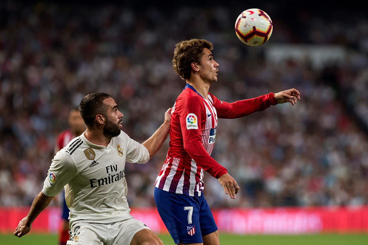 El delantero francés Antoine Griezmann (centro) también tuvo oportunidades, pero no pudo romper el empate.