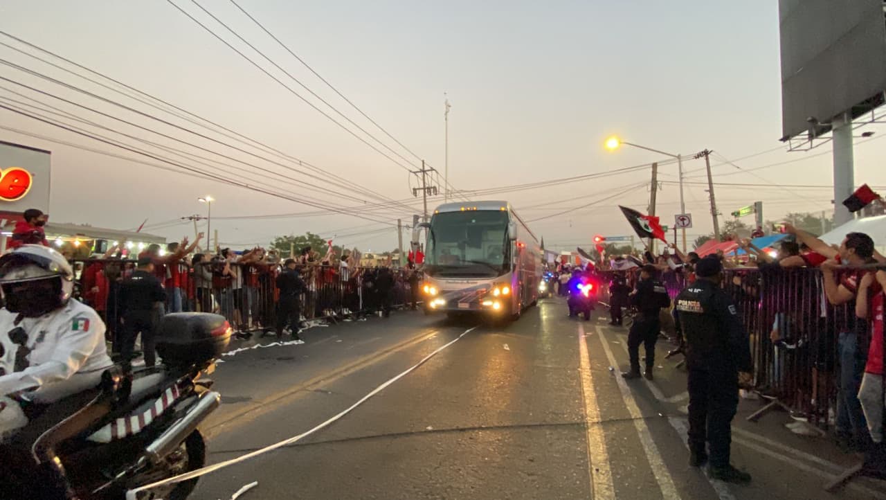¡Qué ambientazo! Los seguidores del Atlas se dieron cita en las inmediaciones del Estadio Jalisco desde muchas horas antes de que diera inicio el partido con el fin de alentar en busca de la remontada del título.