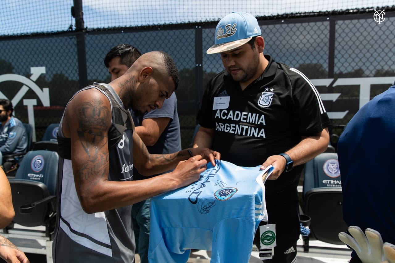 Thiago Andrade también tuvo tiempo para estampar su firma en camisetas de los seguidores del equipo.