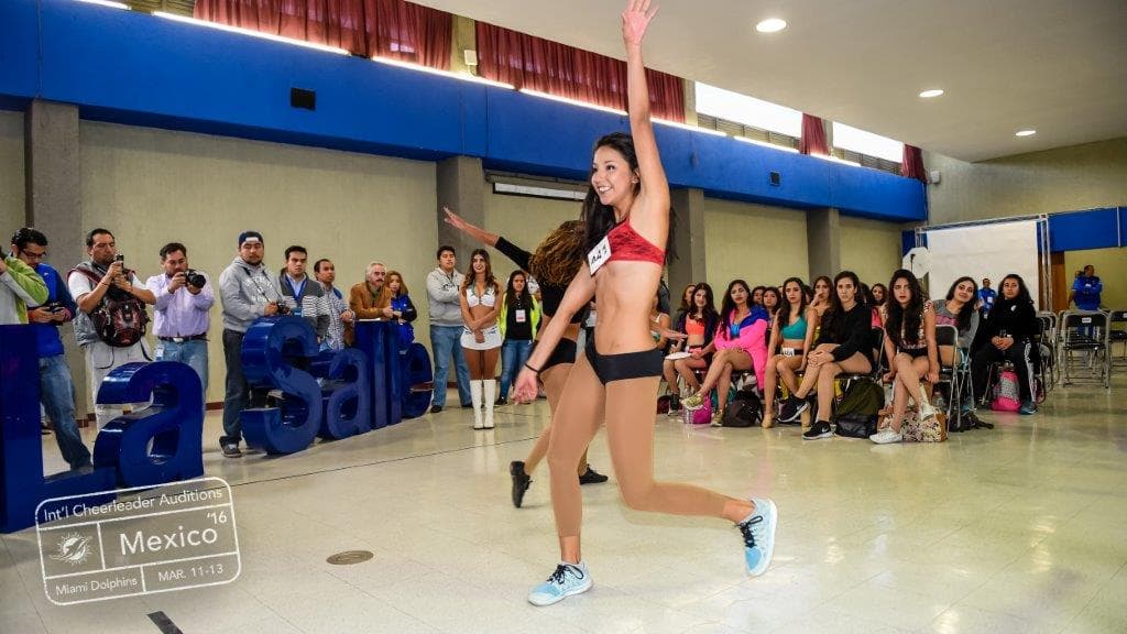 Casi un centenar de chicas acudieron a las audiciones en México.