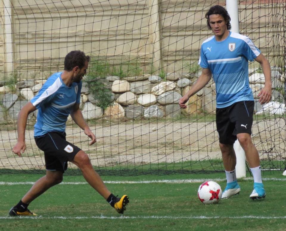 Édinson Cavani y Luis Suárez ya están con la Celeste para los juegos ante Venezuela y Bolivia. Son segundos en la Eliminatoria, por lo que su camino está más fácil. Un triunfo ante la Vinotinto les bastará.