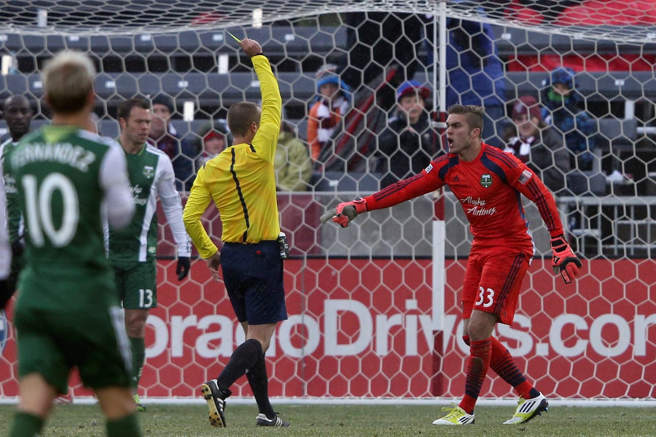 Árbitros FIFA retirados que vivián en los Estados Unidos, así como jueces de la MLS que estaban jubilados, tomaron las riendas mientras se solucionaba el inconveniente.