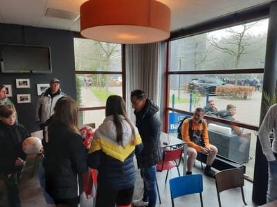 ¡Guardado está de vuelta! El mexicano visitó las instalaciones del PSV