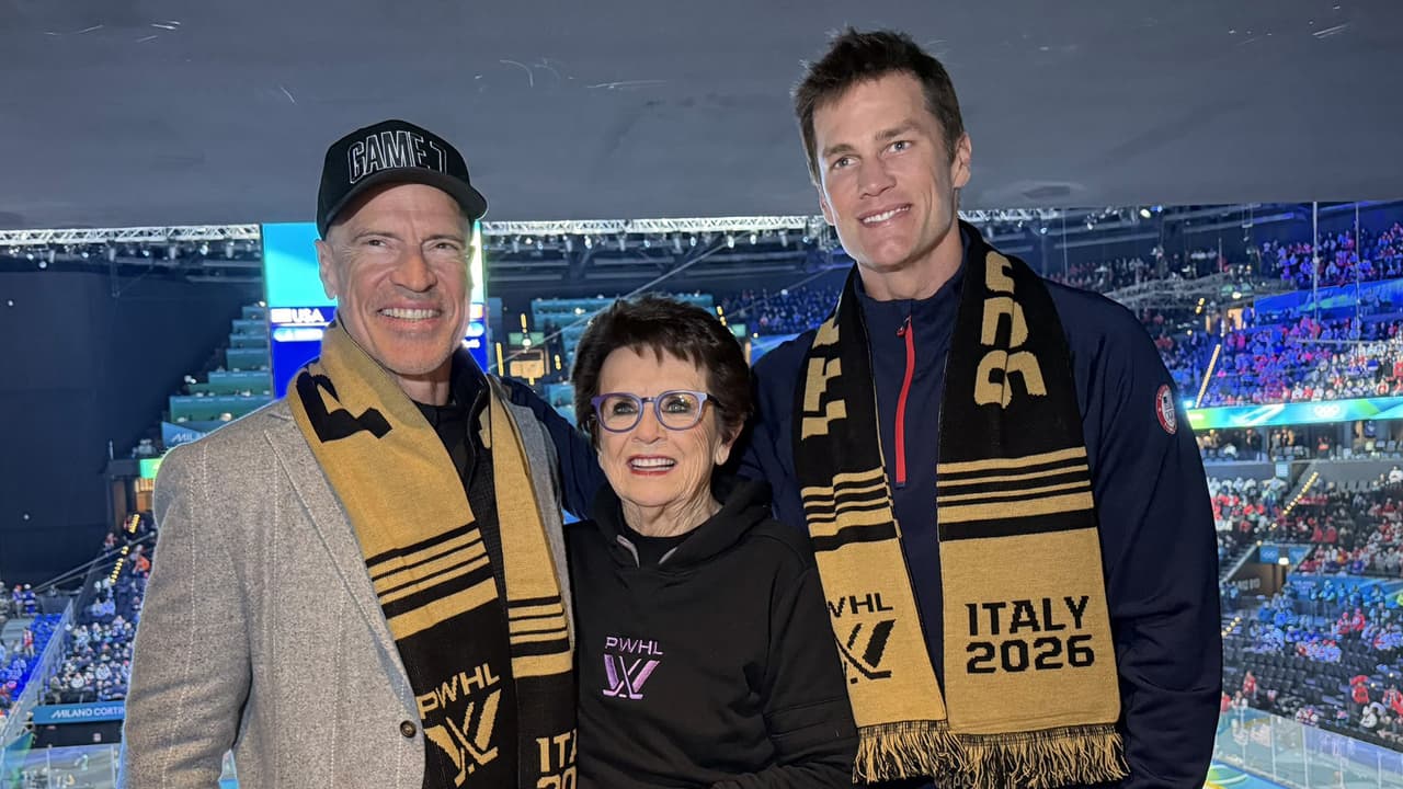 De izq. a der., Mark Messier, Billie Jean King y Tom Brady observaron la Final del hockey sobre hielo femenino en Milano Cortina 2026.