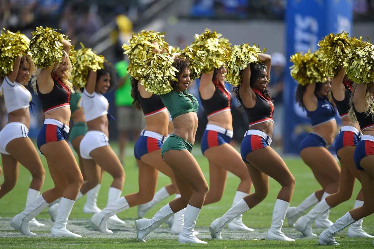 Disfruta de las mejores imágenes de las porristas en la Semana 11 de la NFL.