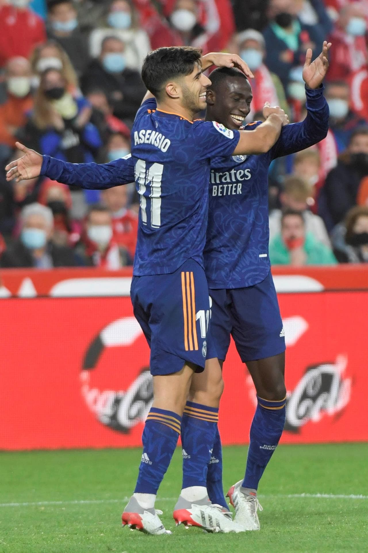 Real Madrid se impone a Granada 4-1 y suma su tercera victoria al hilo en La Liga. Luis Javier Suárez anotó el único tanto para los rojiblancos, mientras que Asensio, Nacho Fernández, Vinicius Jr. y Ferland Mendy le dieron la victoria a los 'merengues' en la fecha 14.