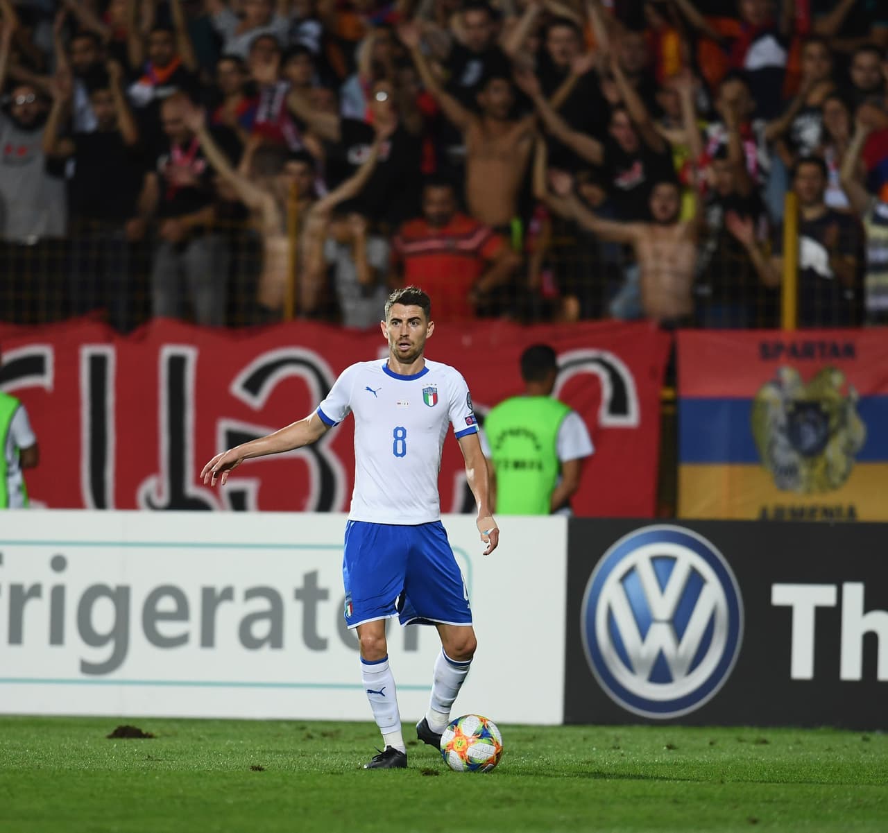 Italia mantiene paso perfecto con cinco triunfos en fila. Armenia cae pero mantiene posibilidad de calificar.