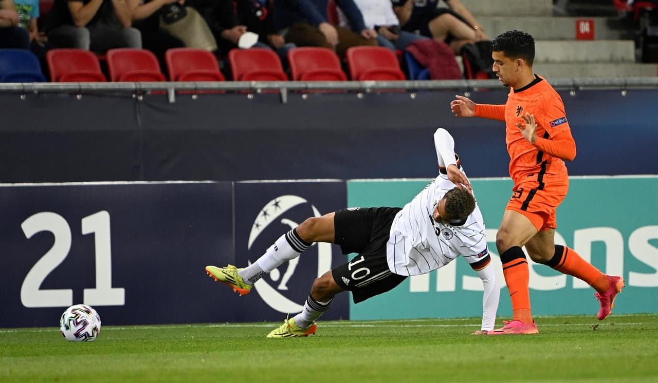 Alemania se impone a Holanda 2-1 durante la Semifinal de la Eurocopa Sub-21 y pasa a la final. Florian Wirtz, con doblete, le daba la ventaja a la escuadara alemana a escasos minutos de haber empezado el encuentro. Fue hasta la segunda mitad que la 'Naranja Mecánica' anotó gol por parte de Perr Schuurs sin lograr el empate.