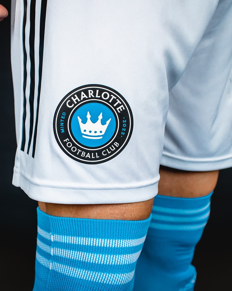 El primer uniforme destacan todos los valores del conjunto en expansión.