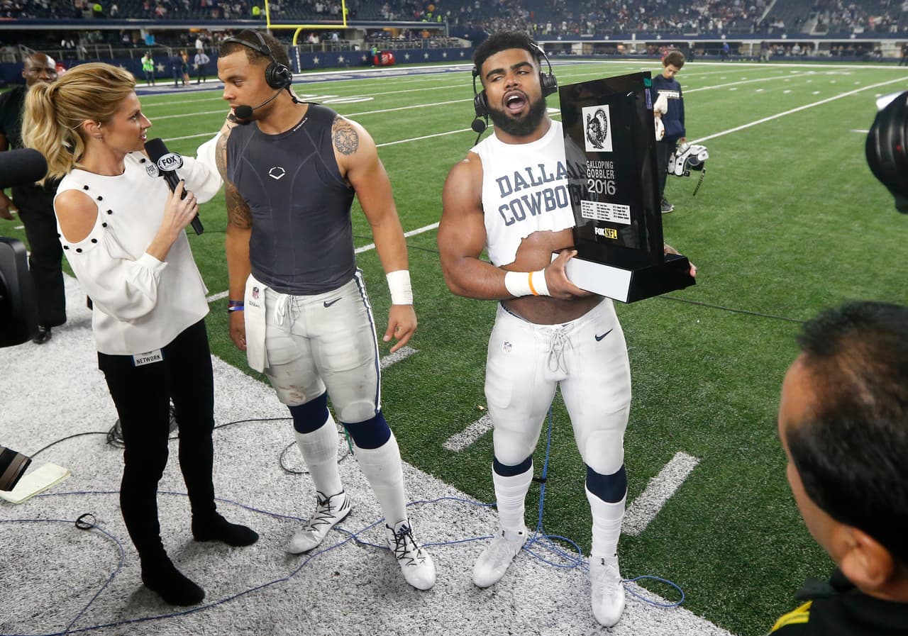 Zeke Elliott, líder de la NFL en yardas por tierra con 1,199 en la temporada, compartió con su compañero Dak Prescott el reconocimiento al mejor jugador del partido en 'Thanksgiving'.